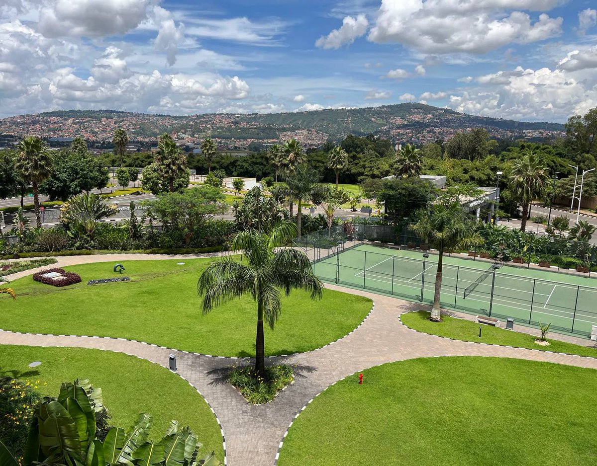 Arrived in Kigali for #ICLR2023 and will be presenting our work on how to do tokenisation for LLMs of source code on Wednesday at Poster session 6 (#54)! Paper: openreview.net/forum?id=htL4U…