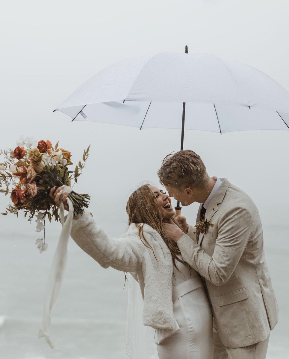 unabodaoriginal's tweet photo. ¡Y por fin llegó la lluvia! #novia #novias #bride #brides #boda #bodas #bodasdiferentes #wedding #weddings #casament #casamento #casamiento #marriage #mariage #matrimonio #blogdebodas #unabodaoriginal #weddingphoto #weddingphotography 📷 @haleyadellphoto https://t.co/r5HT0U23Xe