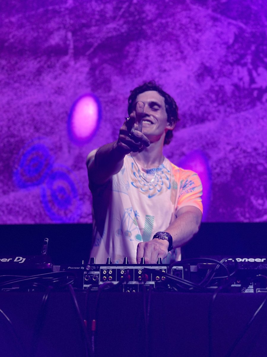 unbothered. moisturized. happy. in my lane. focused. flourishing. 🫶🏻