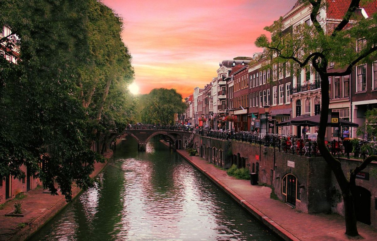 MeetTheCities's tweet photo. Today #JakePaul and his girlfriend #JuttaLeerdam were taking a canal cruise in the city of #Utrecht in #TheNetherlands. But there are a lot more fun things to do in this lovely city. In this blog you will find some interesting ideas:
https://t.co/3fvu1rzHEA https://t.co/BJccrclFqa