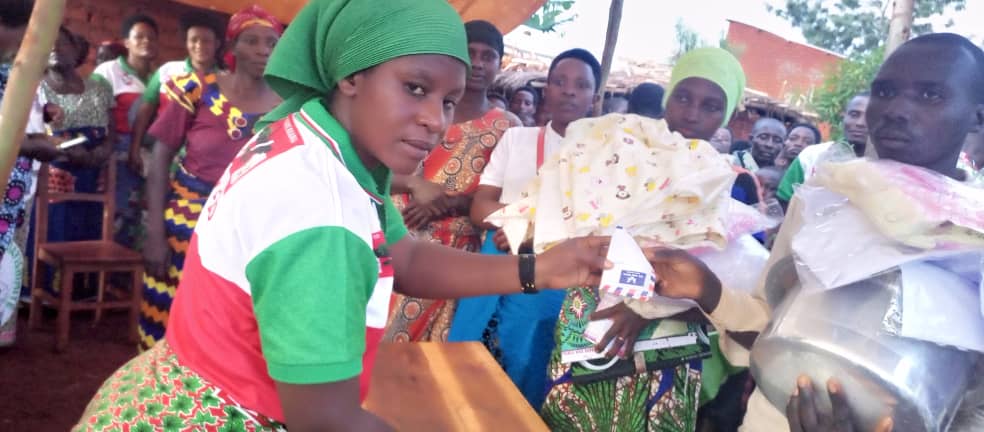 CnddFddMakamba's tweet photo. #Burundi. Kur’uyu wa 30/4/2023, Buramatari wa   @makambaProvince n’umukuru w’abakenyererarugamba mu ntara bagiye kwibarutsa umuryango wibarutse Ubushuri   muri Komine Kayogoro ku mutumba Borera, bitwaje agakemanyi kagizwe n'ibiseke, impuzu z'abana , ibitenge , Amata n'isafuriya. https://t.co/7zNJFw3tuN