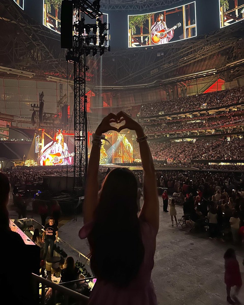 She looks so pretty playing at the Benz. #AtlantaTSTheErasTour night 3, are you dressing for revenge? 😏🪑