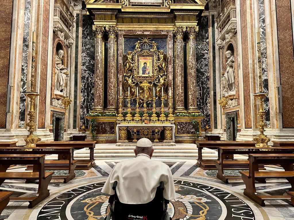 VaticanNews's tweet photo. On his way to the Vatican from Rome’s Fiumicino Airport, Pope Francis stopped at the Basilica of St Mary Major to thank Our Lady for her protection throughout his Apostolic Journey to Hungary. https://t.co/Y2dfcYpDxv