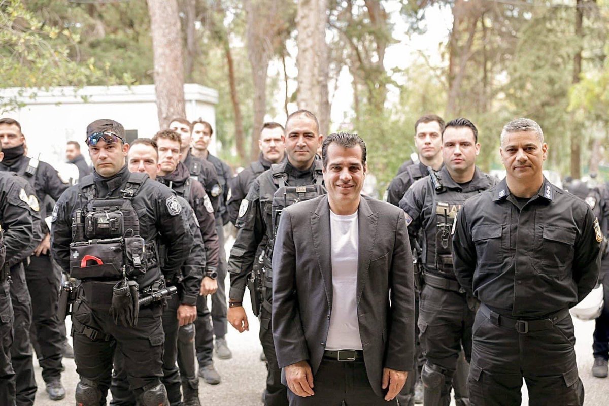 Iasonas_Apost's tweet photo. Αυτός ακόμα προσπαθεί να αποδείξει ότι δεν είναι σαν «τους φλώρους τους γιούς σας» αλλά σκληρός καταδρομέας που θα καθαρίσει τα Εξάρχεια (ψιθυρίζοντας)

Για εμάς τους υπόλοιπους είναι μια μαύρη σελίδα όταν ένας ακροδεξιός μισάνθρωπος είναι υπεύθυνος για την περίθαλψη των ανθρώπων https://t.co/yl8QUemJfc