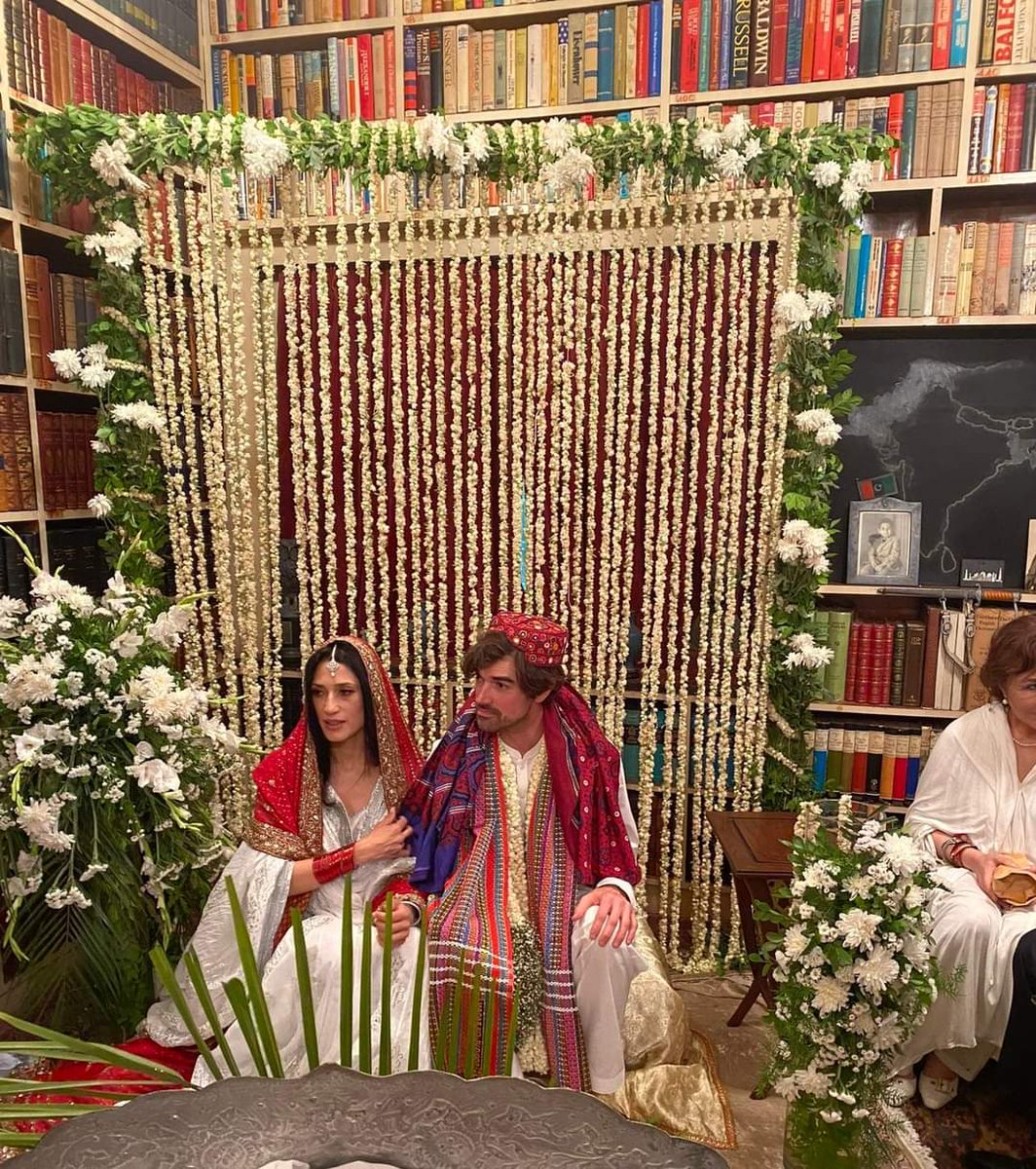 شادی کرنا معمول کی بات ہے، بڑی بات لائبریری میں شادی کرنا ہے۔
  گھروں سے لے کر گرجا گھروں یا مسجدوں تک شادیاں صرف دو لوگوں کے لیے ہوتی ہیں۔
  لائبریری میں دو ذہین، روشن خیال اور تہذیب یافتہ ذہن رکھنے والے افراد کی شادی ہوگی۔

💐🌹🌷

Atiq Raja