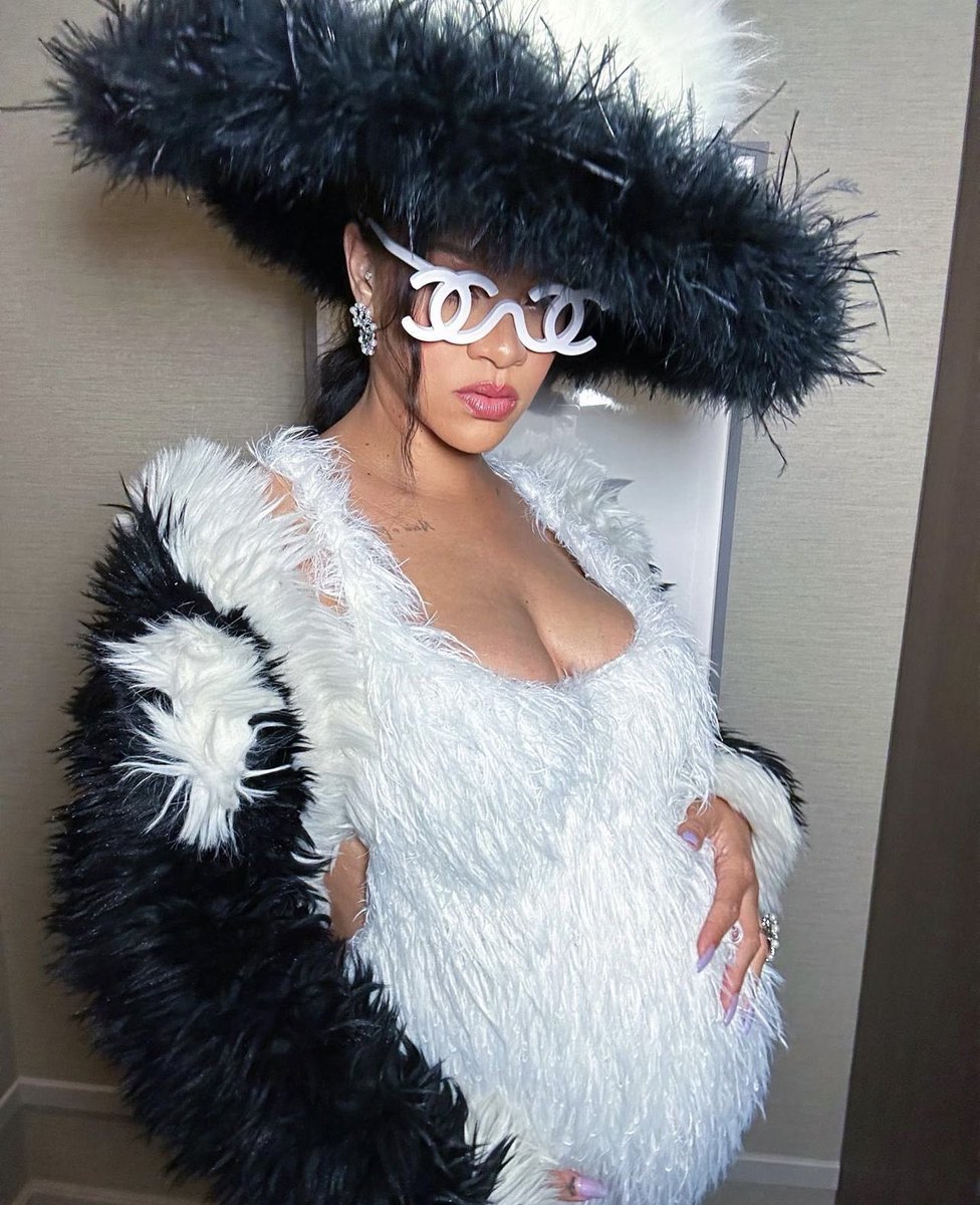 PopCrave's tweet photo. Rihanna stuns in new Instagram photos. https://t.co/lCq2MJ8OcG