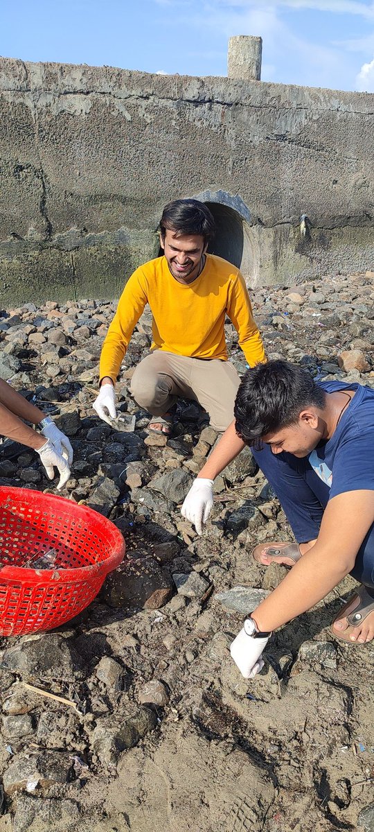 gullyclasses's tweet image. Today Juhu Beach Cleanup Drive with Bhumi. 25+ volunteers joined this drive at Juhu Koliwada. We also shared details of our New Project, #BagofHope. 

#Gcf4Environment #Gcf4education #GullyClasses #JuhuBeach #Cleanup #Gcf4Beach #Educationforallbygcf #Mumbai
