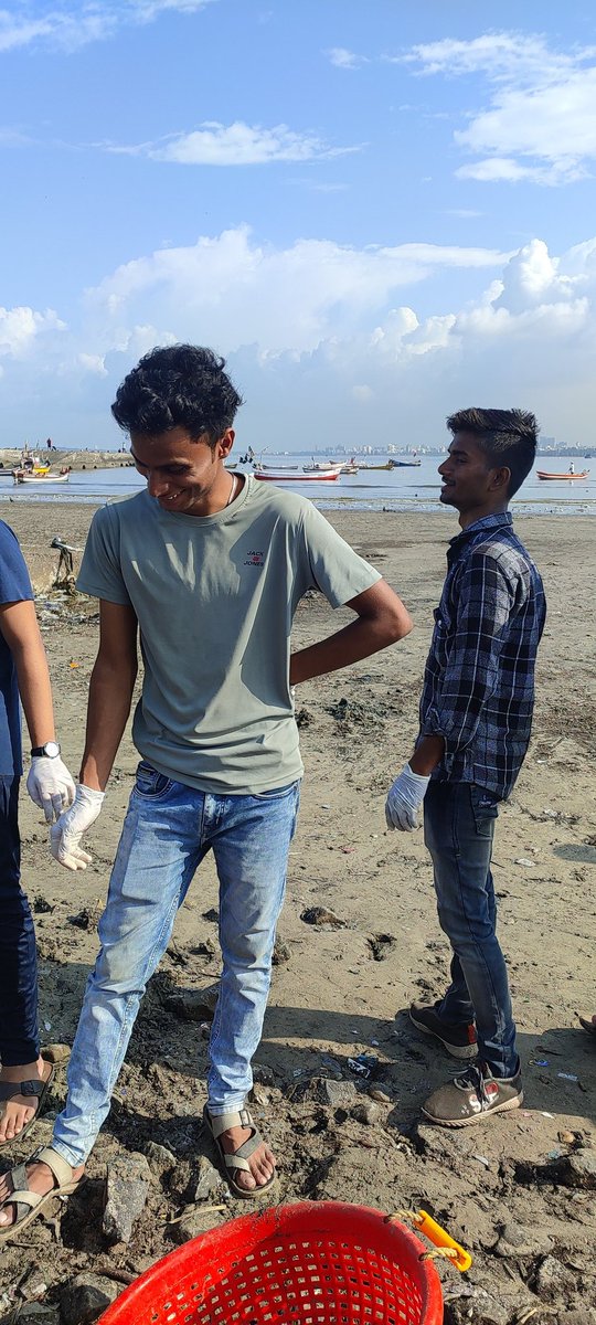 gullyclasses's tweet image. Today Juhu Beach Cleanup Drive with Bhumi. 25+ volunteers joined this drive at Juhu Koliwada. We also shared details of our New Project, #BagofHope. 

#Gcf4Environment #Gcf4education #GullyClasses #JuhuBeach #Cleanup #Gcf4Beach #Educationforallbygcf #Mumbai