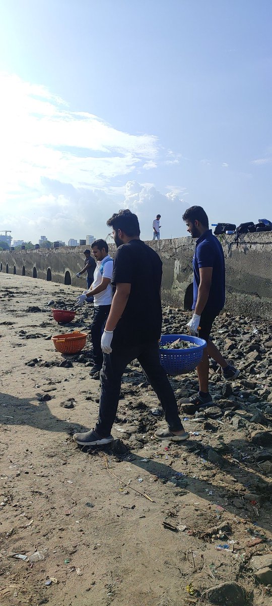 gullyclasses's tweet image. Today Juhu Beach Cleanup Drive with Bhumi. 25+ volunteers joined this drive at Juhu Koliwada. We also shared details of our New Project, #BagofHope. 

#Gcf4Environment #Gcf4education #GullyClasses #JuhuBeach #Cleanup #Gcf4Beach #Educationforallbygcf #Mumbai