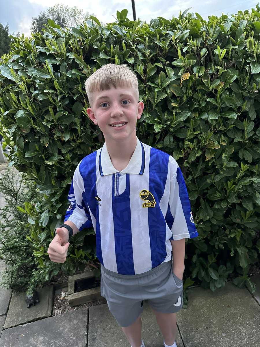 ShaysTriathlon's tweet photo. Tough day today for shay we had an early set off to Newcastle this morning but shay did just over a mile and half this morning and rest tonight (he’s still out now) 

3 miles done for Jude in this match worn swfc shirt from 1992 💥 @DoingItForJude 

Thanks for all the sponsors https://t.co/XnrCxuXGHU