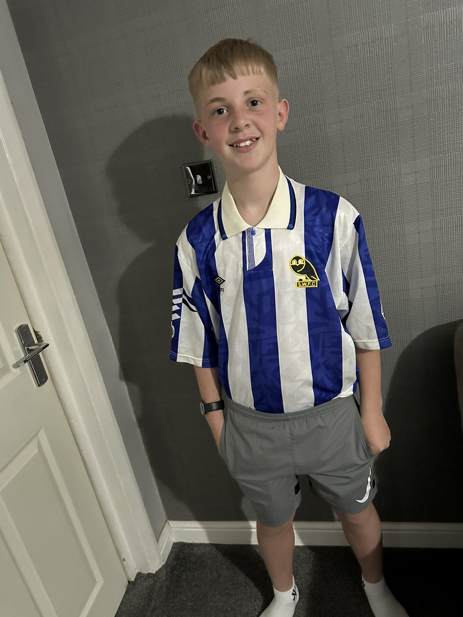 ShaysTriathlon's tweet photo. Tough day today for shay we had an early set off to Newcastle this morning but shay did just over a mile and half this morning and rest tonight (he’s still out now) 

3 miles done for Jude in this match worn swfc shirt from 1992 💥 @DoingItForJude 

Thanks for all the sponsors https://t.co/XnrCxuXGHU