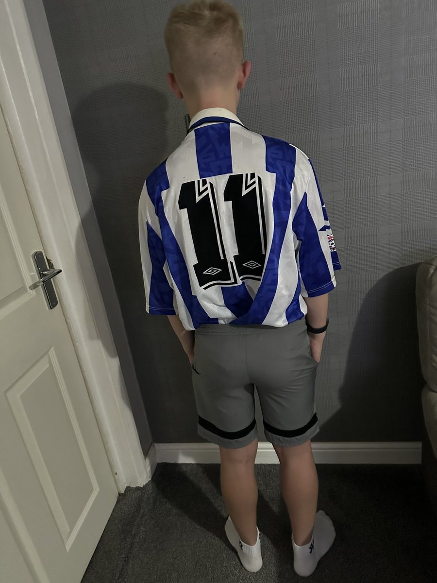 ShaysTriathlon's tweet photo. Tough day today for shay we had an early set off to Newcastle this morning but shay did just over a mile and half this morning and rest tonight (he’s still out now) 

3 miles done for Jude in this match worn swfc shirt from 1992 💥 @DoingItForJude 

Thanks for all the sponsors https://t.co/XnrCxuXGHU