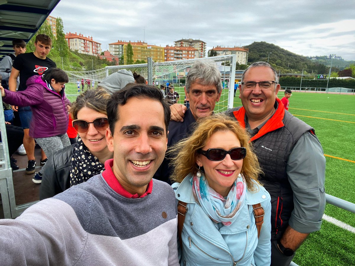OierZA's tweet photo. Atzo goizean futbol zelaian izan giñan #LekeitioFutbolTaldea’ko infantilei gure babesa emoteko. Nahiz ta atzoko partidua irabazi, ez da posible izan ligan #txapeldun gelditzea. Animo ta aurrera #Lekeitio Futbol Taldea! #Lekitto #LKTTO https://t.co/qbiMXyg2sU