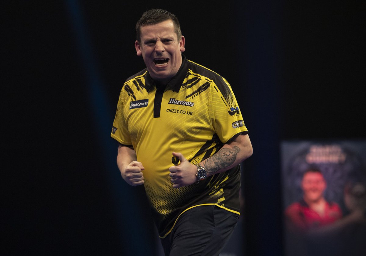 CHISNALL SILENCES CROWD!!
Despite a bad showing from the Dutch crowd Dave Chisnall got over the line and won a dramatic decider over Michael van Gerwen to make the final!
📸: Lawrence Lustig/PDC 
#DartsMAD #DDC23