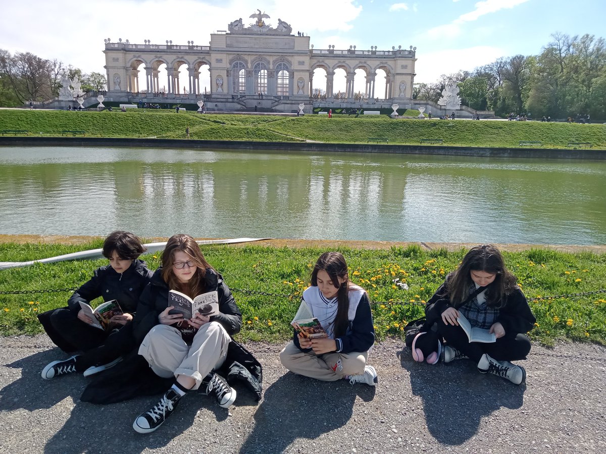 UlasTonka's tweet photo. Erasmus projesi kapsamında Viyana ziyaretimizde boş zamanlarımızı kitap okuyarak değerlendirdik.@KaleKitapOkuyor
projemizden bahsedip yeni kitap dostları kazandik.@kalemem20 @totak2066 @AysegulGuzel11 @KaleKaymakamlig @kale_ybo https://t.co/b9TEfGTD8y
