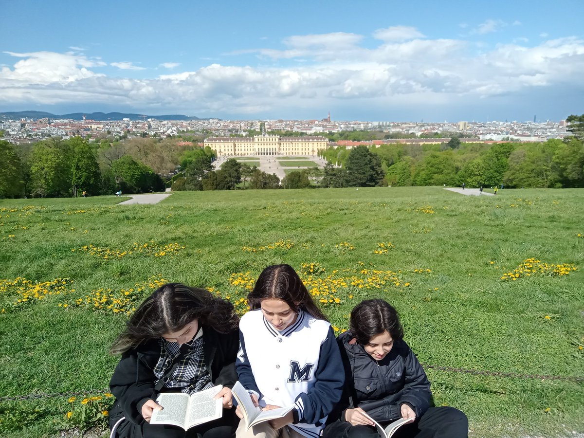 UlasTonka's tweet photo. Erasmus projesi kapsamında Viyana ziyaretimizde boş zamanlarımızı kitap okuyarak değerlendirdik.@KaleKitapOkuyor
projemizden bahsedip yeni kitap dostları kazandik.@kalemem20 @totak2066 @AysegulGuzel11 @KaleKaymakamlig @kale_ybo https://t.co/b9TEfGTD8y