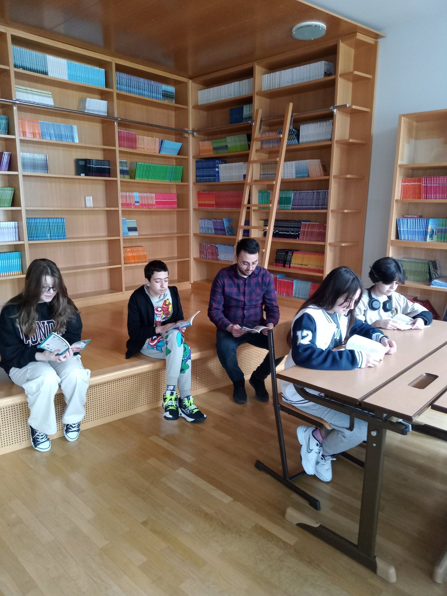 UlasTonka's tweet photo. Erasmus projesi kapsamında Viyana ziyaretimizde boş zamanlarımızı kitap okuyarak değerlendirdik.@KaleKitapOkuyor
projemizden bahsedip yeni kitap dostları kazandik.@kalemem20 @totak2066 @AysegulGuzel11 @KaleKaymakamlig @kale_ybo https://t.co/b9TEfGTD8y