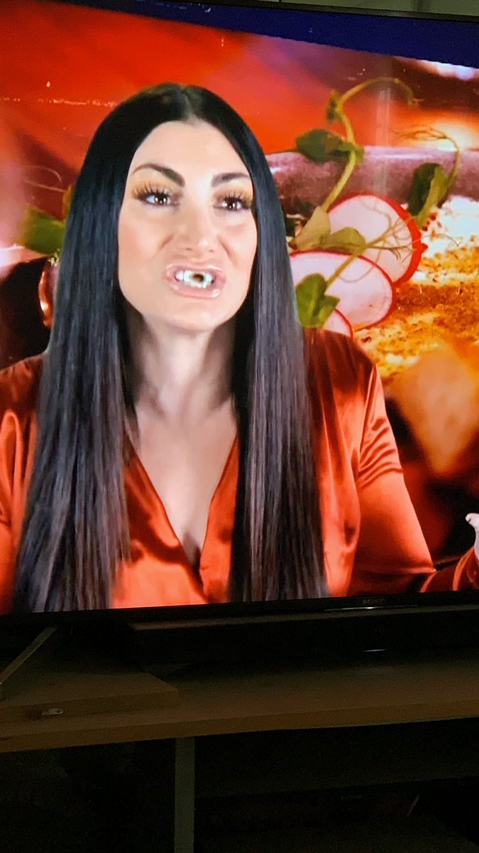 LisaSulpizio's tweet photo. @DeenaNicoleMTV WTF was this on #jerseyshorefamilyvacation last week!? Can’t #Mtv afford two layers of display pics!? https://t.co/MqMQlaRSpP