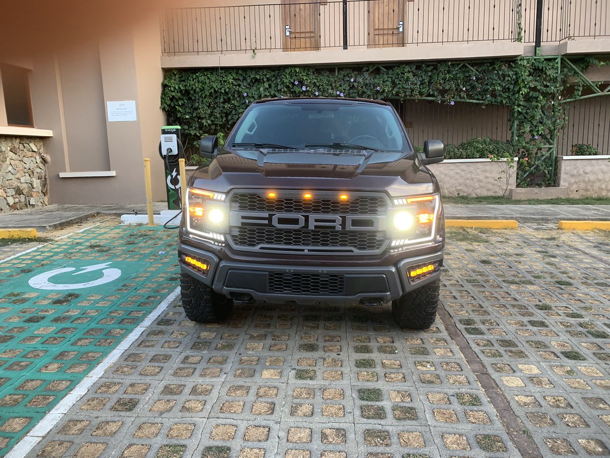 Mike_Ngel's tweet photo. Se vende F150 2018 estilo Raptor semi-full
- Paquete de mejoras STX 
- Levantada 2.5”
- Airbags completas (timón, cortinas, pasajero)
- Modo crucero
- Pantalla central FORD original
- Rines de lujo 
- Estribos originales FORD
- Vidrios ahumados 
- Parrilla Raptor
- Defensa Raptor https://t.co/emu37WxFLD