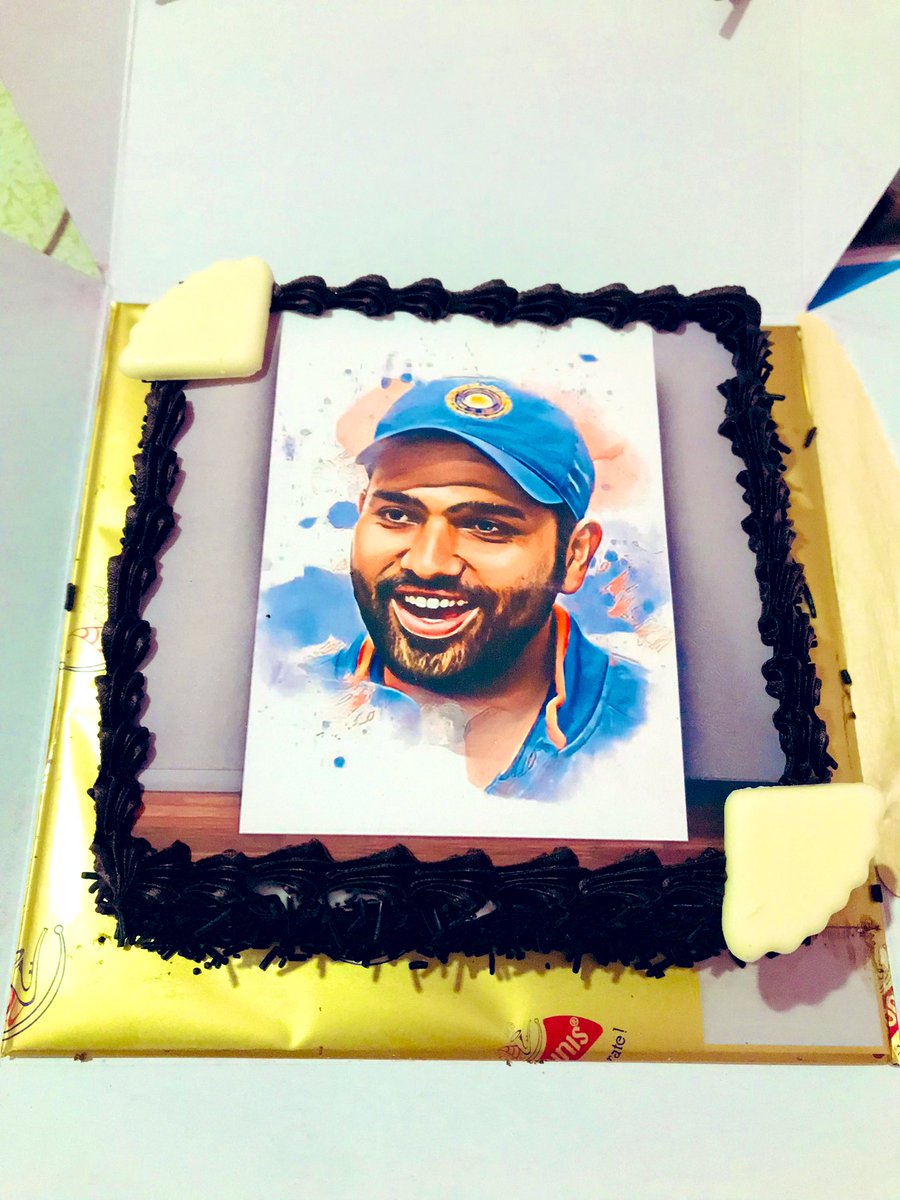 BibeAnmol's tweet photo. Happy birthday @ImRo45 🎂🖤#RohithSharma #Hitman https://t.co/CBuHec39YD