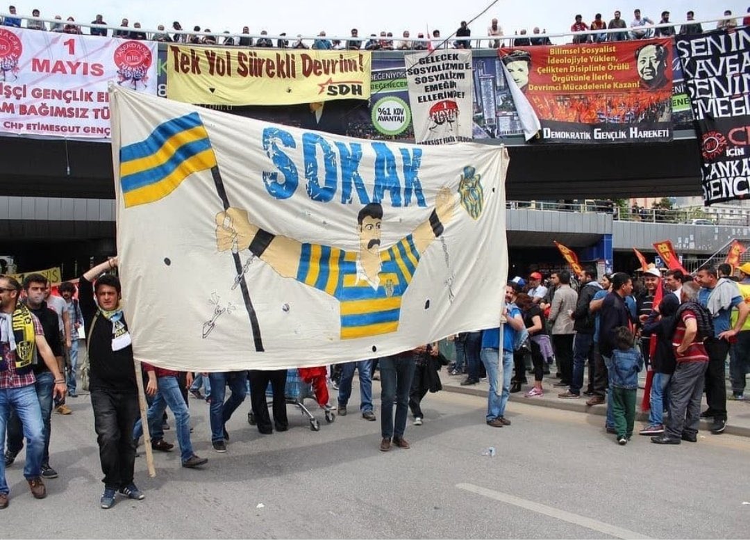 Ankara’da ilk 1 Mayıs’ı kutlayan İmalat-ı Harbiye işçilerinin gür haykırışını alanlara taşımak için,

Nasırlı ellerimizin kirinden iğrenenlere, alnımızın akıyla verdiğimiz cevabı tekrarlamak için,

Tüm Ankaragüçlü emekçi kardeşlerimizle saat 11:00’de AKM Metro’da buluşuyoruz.