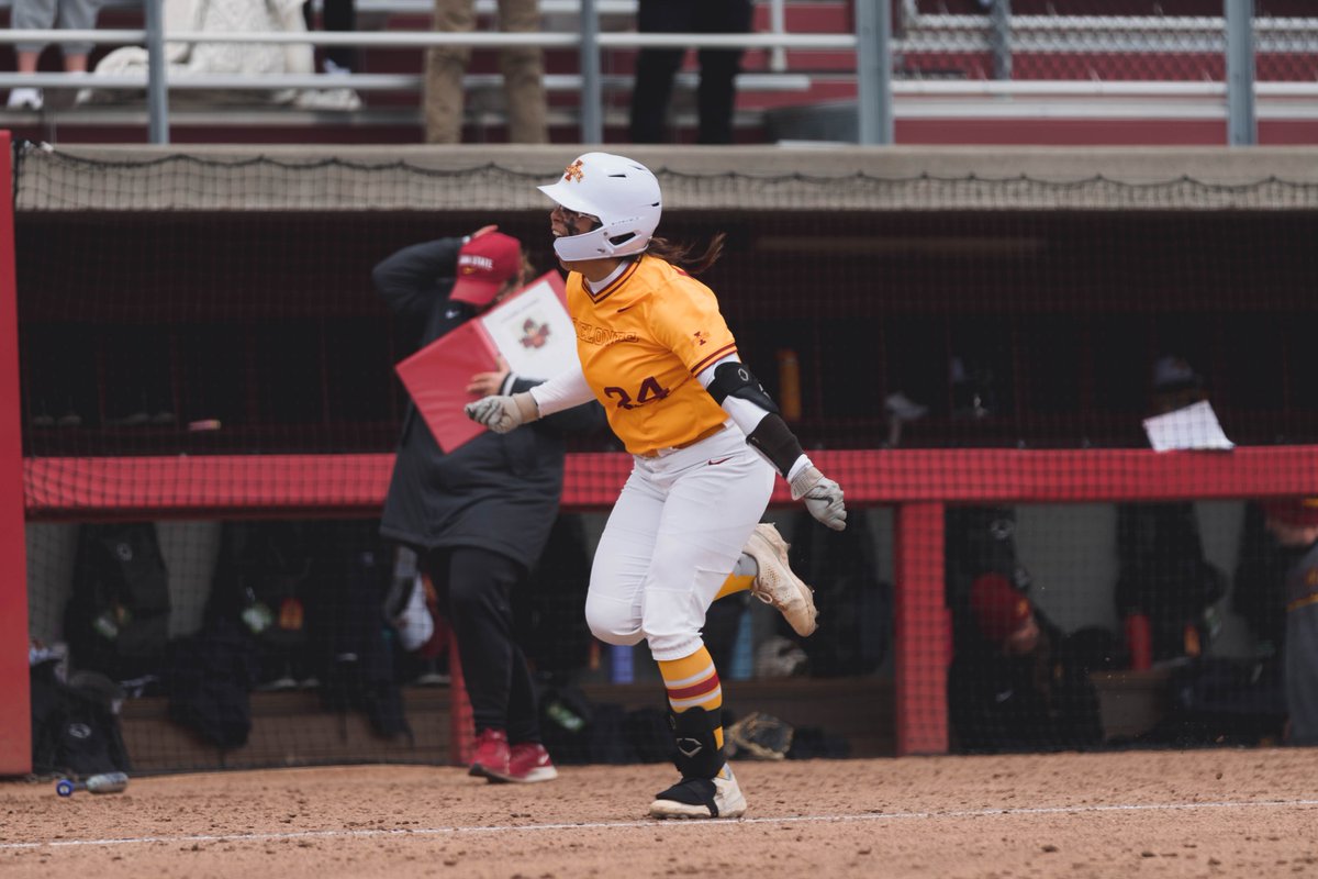𝗕𝗘𝗪𝗔𝗥𝗘 𝗢𝗙 𝗧𝗛𝗘 𝗖𝗬𝗖𝗟𝗢𝗡𝗘𝗦 🌪️

Iowa State upsets No. 20 Baylor, 6-5, and wins the series in Ames!

#NCAASoftball x 📸 <a href="/CycloneSB/">Iowa State Softball</a>