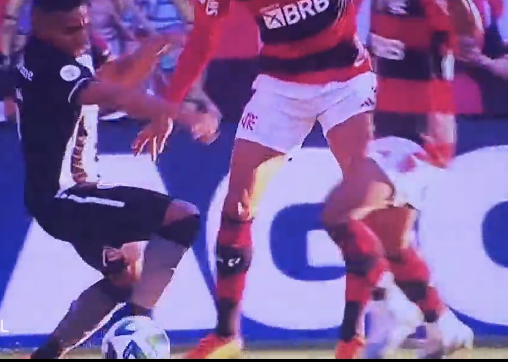 maurocezar's tweet photo. Arbitragem ruim no futebol brasileiro não é questão de gênero, obviamente. 
A queda começa bem antes de qualquer contato.
Que coisa, Edna. Que coisa. https://t.co/MCGovJMdd3