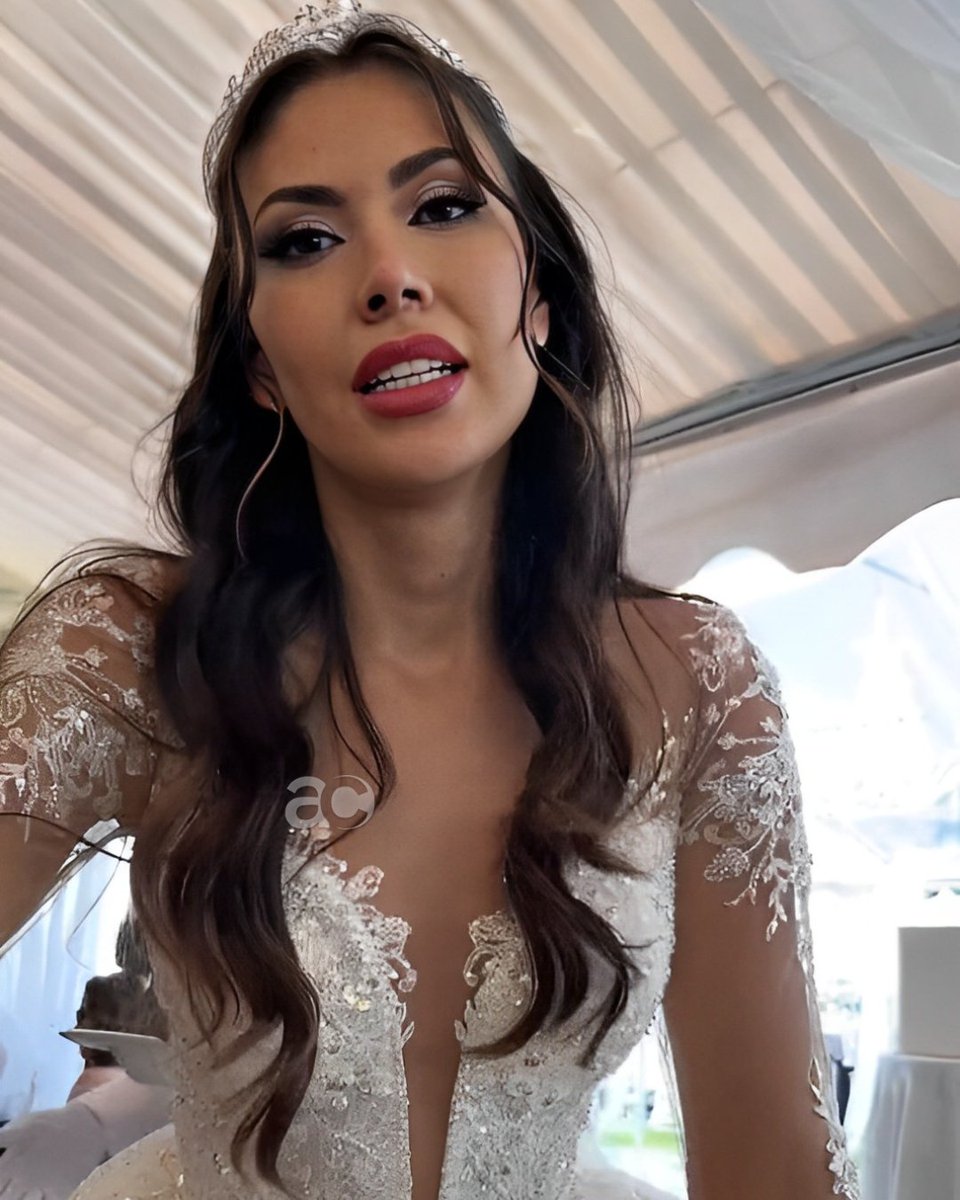 AcervoCharts's tweet photo. 🚨 EITA! Noiva fica chateada após ver duas convidadas vestindo branco no seu casamento: "Estão querendo roubar meus holofotes" https://t.co/LVNG4xyw34