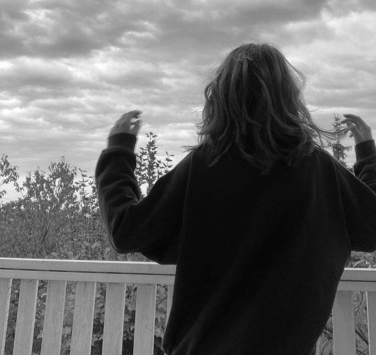 - اصبحت صامتةً لان لااحد منهم يستطيع فهم مابداخلي يؤلمني الصمت بينما لدي الكثير لأقوله، وتلك اقسى انواع العزلة على الاطلاق.