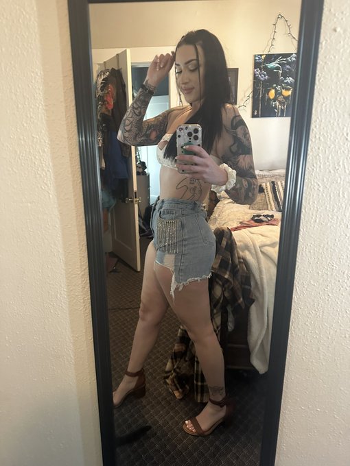Find the yoda tattoo 👀 I&rsquo;m getting more work done on it next month I can&rsquo;t wait 😭 https://t.co/wGpgE