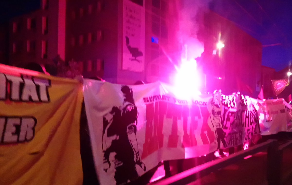 antifa_linke's tweet photo. 2154 Die Demo wird nun von kleineren Pyroeinlagen begleitet.

Die Cops ziehen ihre Helmchen auf.

#Bochum #nonazisbo #1Mai #Bo3004 https://t.co/NzXzPfsKUi