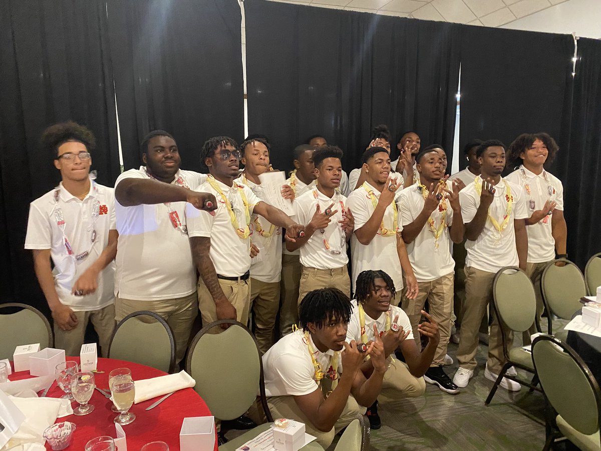 KCKennedy93's tweet photo. The New Bern H.S. football team received their 4A State Championship rings this afternoon! 🏈💍🐻

- 16-0 season

- Defeated Grimsley in the title game 40-28 without throwing a single pass. 

- 4th state championship in school history! 

@nbhsbears @NBbearsFB @Coach_TNowell https://t.co/mYH2wZzjnO