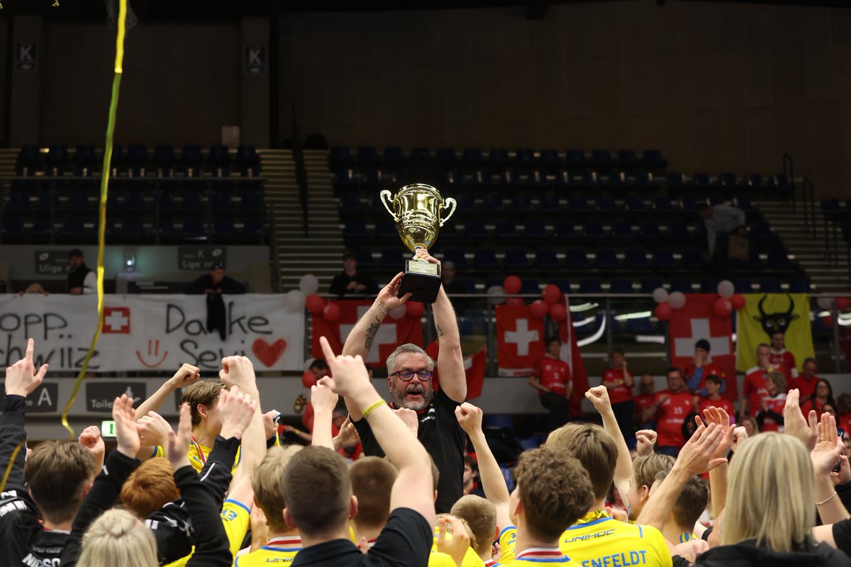 Johan_Good_91's tweet photo. Mannen med pokalen är Ulf Karlsson 🏆 U19s materialare och en riktigt skön lirare, ni vet vad jag menar 😉 Har har x-antal år bakom sig som materialare i landslag/klubblag bland annat många år i Hagunda. Kul för Sverige med guld men framförallt kul för Ulf, han är guld värd ❤️ https://t.co/OwtdyTQMDK