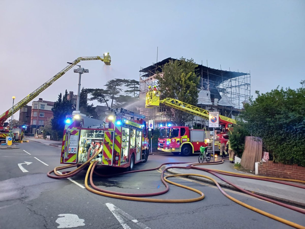 LondonFire's tweet photo. Six fire engines and around 40 firefighters were called to this fire on Finchley Road in #GoldersGreen at 7.20pm. We remain at the scene and people are asked to avoid the area. There are no reports of any injuries. https://t.co/bQsWFwaLoo