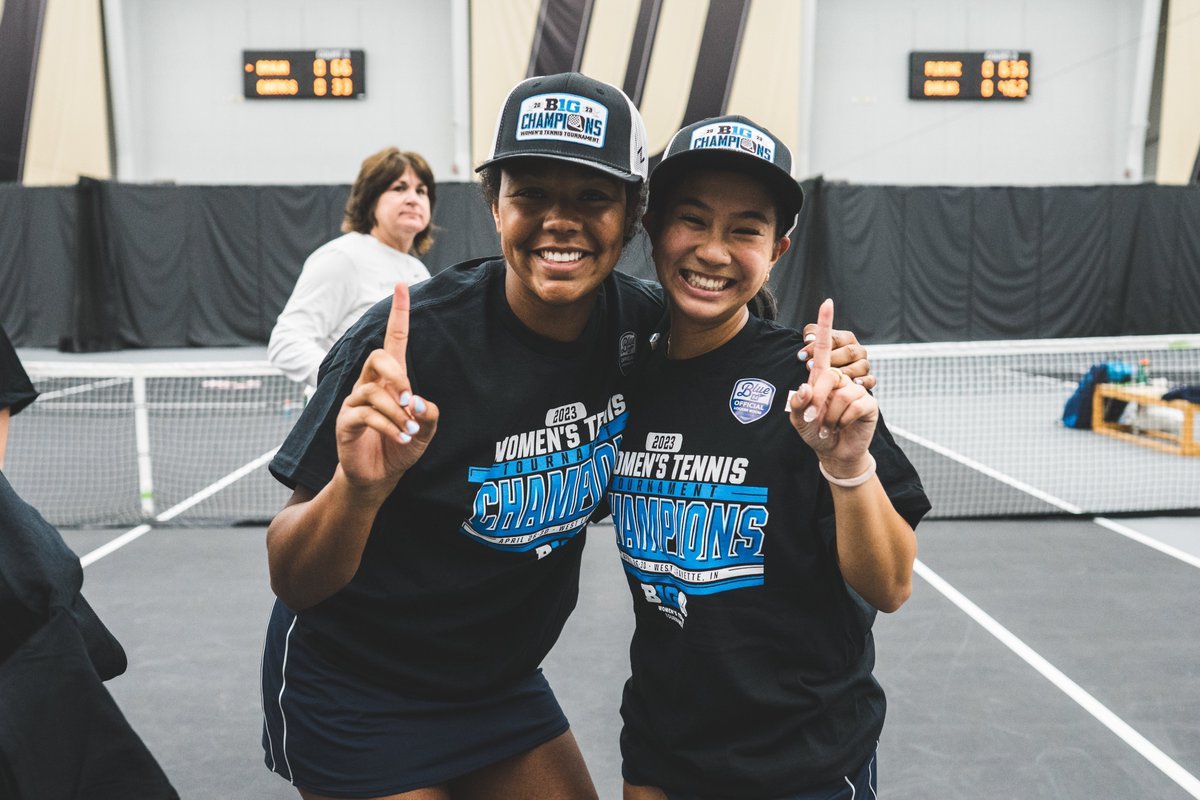UMichWTennis's tweet photo. Victory pics

#GoBlue https://t.co/fsz7WAKR1I