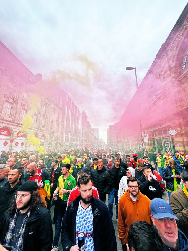 OliverUTD20's tweet photo. GLAZORS OUT 🟩🟨🇾🇪 #GlazerOut #Fullsaleonly #MUFC https://t.co/NNleTM5IbC