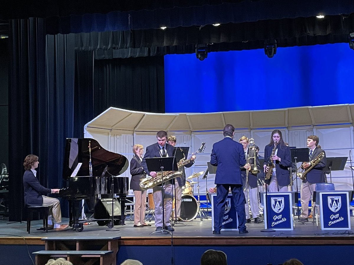 SDHS_performing's tweet photo. Great job SDHS Jazz Band! We honored our senior jazz instrumentalists: Ethan Philipps (Bari Saxophone), James Rotkoski (Trumpet), Paul Koch (Bass), Nico Chiaradonna (Piano), and Audrey Edwards (Percussion.) #sdhsperforming #sdhsjazz https://t.co/BqEDSv4wYH