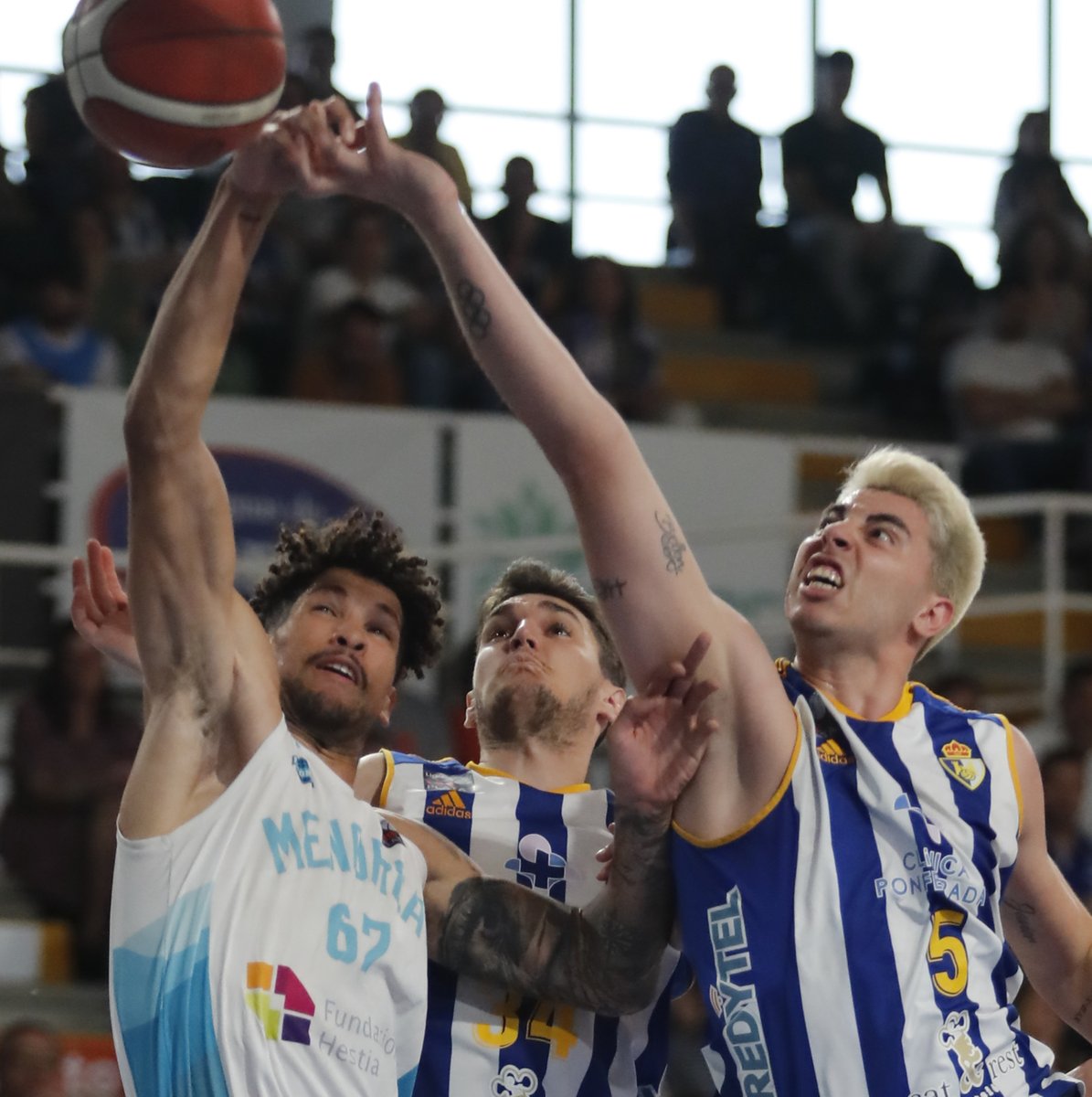 LuisdelaMata's tweet photo. Juan Herrezuelo y Omar Lo, durante el partido de la Liga #PayoffAscensoLEBOro cuartos de final entre @baloncestoSDP y @BasketMenorca celebrado en el pabellón #LydiaValentin y que terminó con victoria insular por 77-66 #SomosSDP #NuncaDejesdeSoñar en #Ponferrada #Bierzo https://t.co/rGUkoYz0ZD