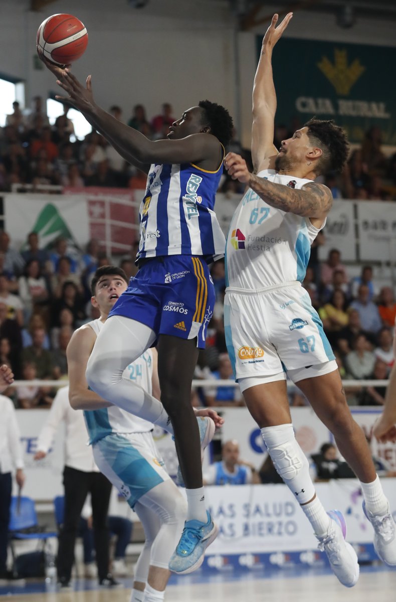 LuisdelaMata's tweet photo. Juan Herrezuelo y Omar Lo, durante el partido de la Liga #PayoffAscensoLEBOro cuartos de final entre @baloncestoSDP y @BasketMenorca celebrado en el pabellón #LydiaValentin y que terminó con victoria insular por 77-66 #SomosSDP #NuncaDejesdeSoñar en #Ponferrada #Bierzo https://t.co/rGUkoYz0ZD