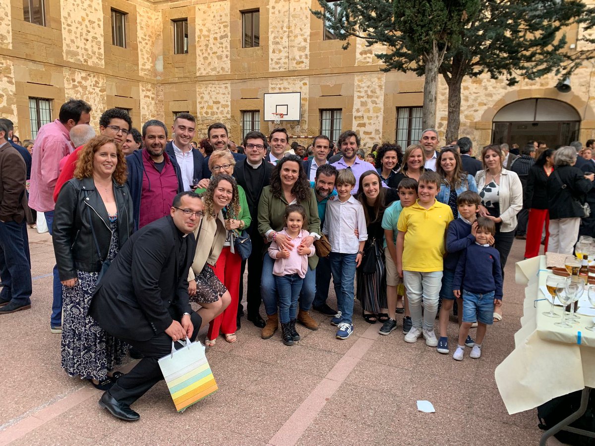 maristasguada's tweet photo. La comunidad marista acompaña a Emilio Vereda, antiguo alumno del colegio, en su ordenación sacerdotal @obsigu #Sonríedecorazón https://t.co/Slxj6TqgYJ
