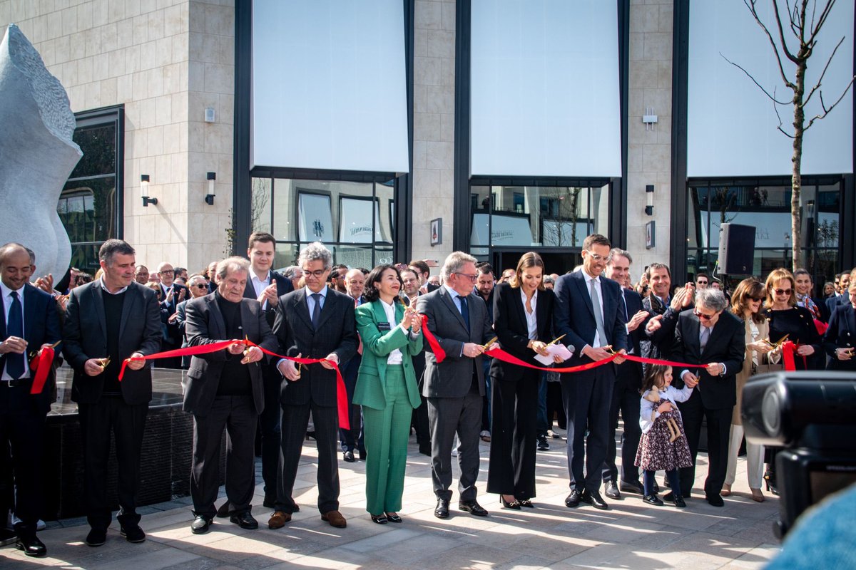 FOuzilleau's tweet photo. Heureux d'avoir participé à l'inauguration du village des marques @McArthurGlenGRP Paris-Giverny ! Ce projet ambitieux est porteur d'emplois, d'attractivité et de développement pour l’@EureenNormandie et au-delà. Après un quart de siècle d’attente, il ouvre enfin 🚀👏 https://t.co/rveQTipXEj