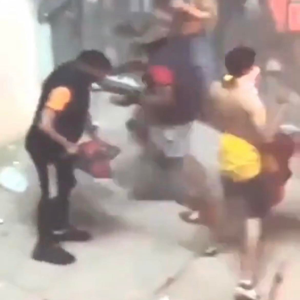 lnstantFoot's tweet photo. Des violences extrêmement ont émaillé le match entre l'Espérance de Tunis et la JS Kabylie hier en Ligue des Champions africaine !

Des feux ont été déclenchés dans les gradins, des jets de projectiles ont été lancés et... un homme s'est pointé avec une tronçonneuse !! 😳 https://t.co/1Kwb5n1CQZ