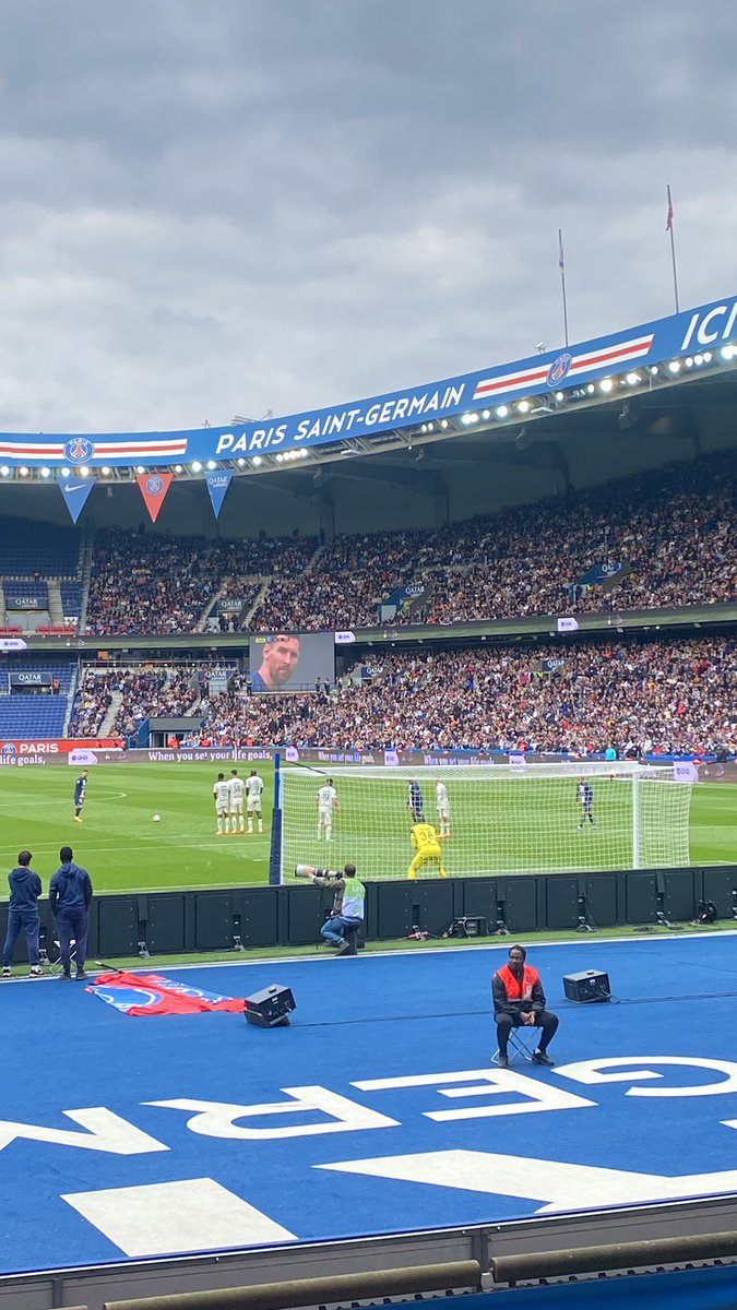 nicjsansome's tweet photo. Game 01 - PSG 1-3 Lorient, strong start!
🔴 Red Card
⚽️ 4 goals
🐐 Seeing Messi https://t.co/JwSt9cCLNl