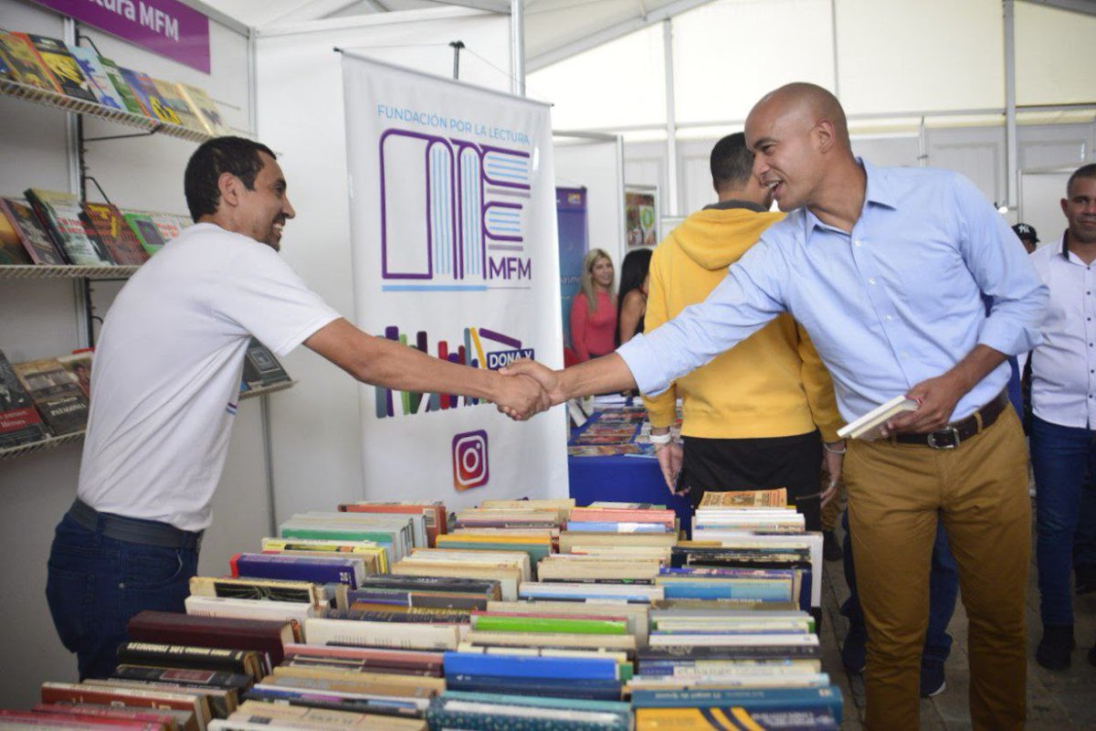 MirandaGob's tweet photo. Filven Miranda tuvo un stand de donación para recibir los textos literarios o escolares que las personas aportaron, los cuales serán clasificados para su asignación a las diferentes unidades educativas en el estado. #Filven #FilvenMiranda #Miranda #1May https://t.co/ZbCTG4tHak https://t.co/PtvFD5zxll