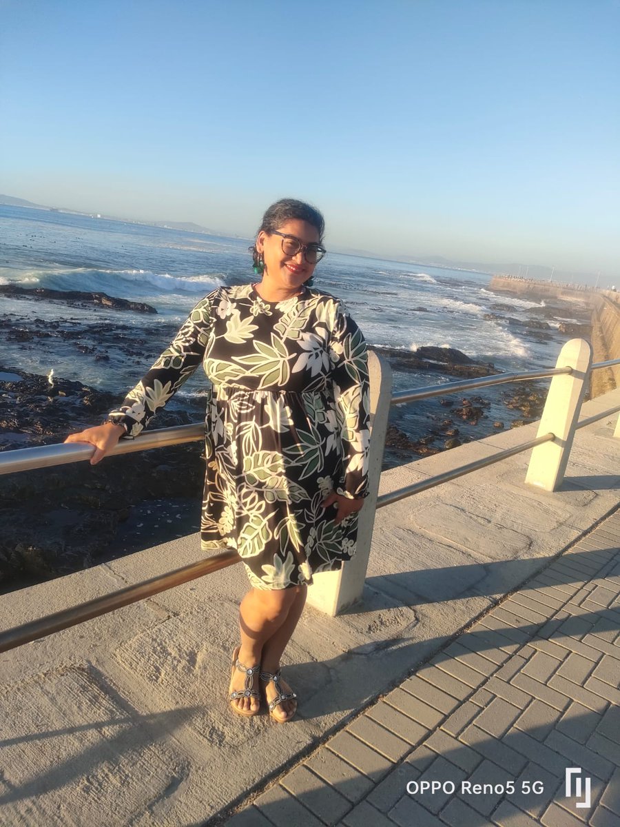 Merentia's tweet photo. The parentals venturing out to the Green Point Market and sitting next to the beach a bit. Getting some fresh air. And a nice view. And a tiny bit of exercise on their legs. And I went with :) #merentiasadventures
#capwtown #capetown #beach #thanksforthedressrene https://t.co/wGrmL2jAaX
