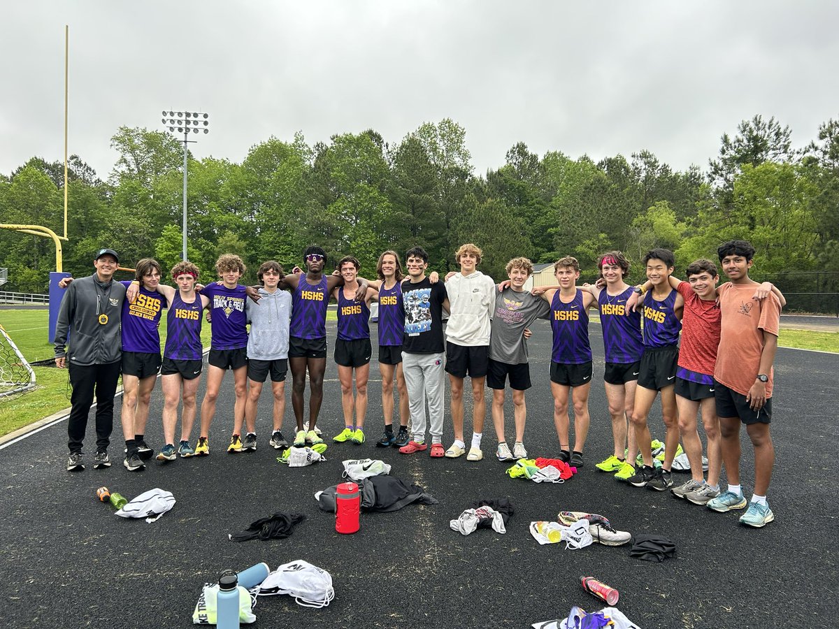 15:) 
2 Seniors
4 Juniors
6 sophomores
3 freshmen 
All sub 5:00 in the 1600 this season. 
The future is bright for these #hawks
