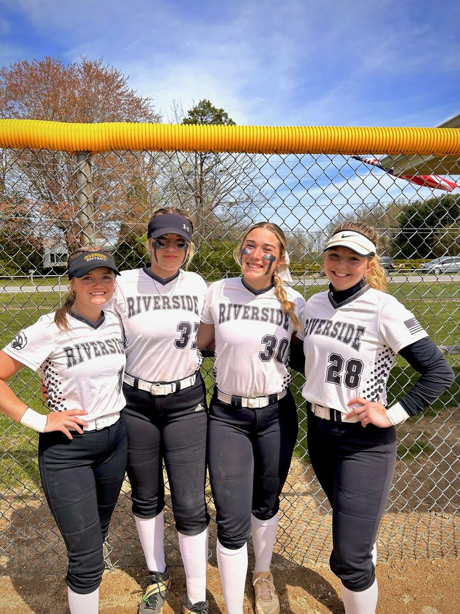 Come out Monday and join us as we celebrate our 4 Seniors!! Hopefully the weather will cooperate!! Let’s goooooo!!
💛🖤💪💪
#seniornight
<a href="/Riverside_athl/">Riverside Athletics</a>
