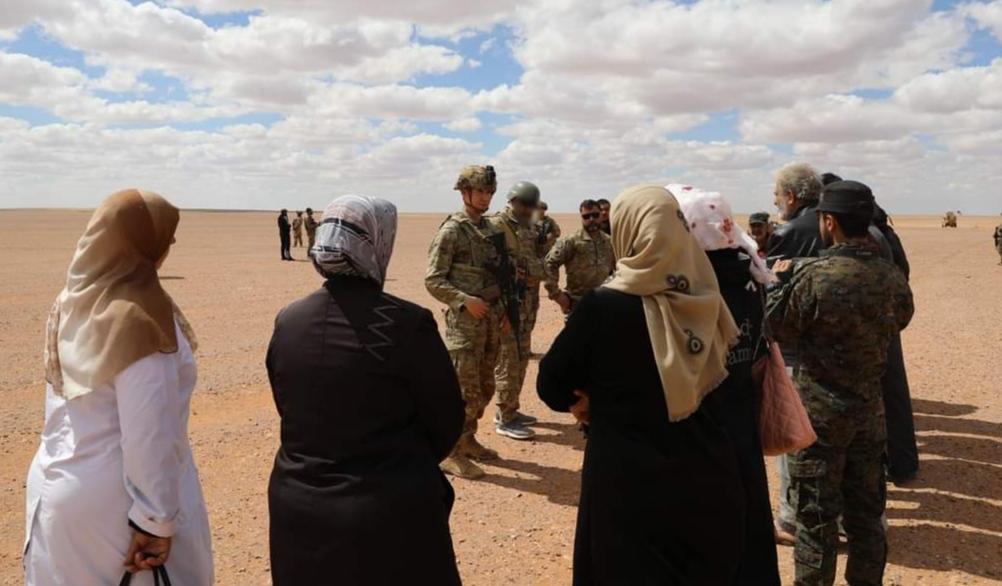 FieldM2n's tweet photo. The #Free_Syrian_Army, with the support of the international coalition forces to fight ISIS, brings a quantity of flour to the displaced #Syrians in the Rukban camp and the 55 km area 

#Daesh
#Syria
#coalition
#American
#Jordan https://t.co/rkZyRke8VK
