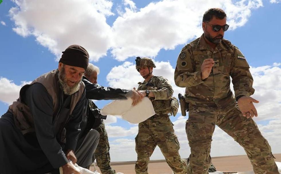 FieldM2n's tweet photo. The #Free_Syrian_Army, with the support of the international coalition forces to fight ISIS, brings a quantity of flour to the displaced #Syrians in the Rukban camp and the 55 km area 

#Daesh
#Syria
#coalition
#American
#Jordan https://t.co/rkZyRke8VK