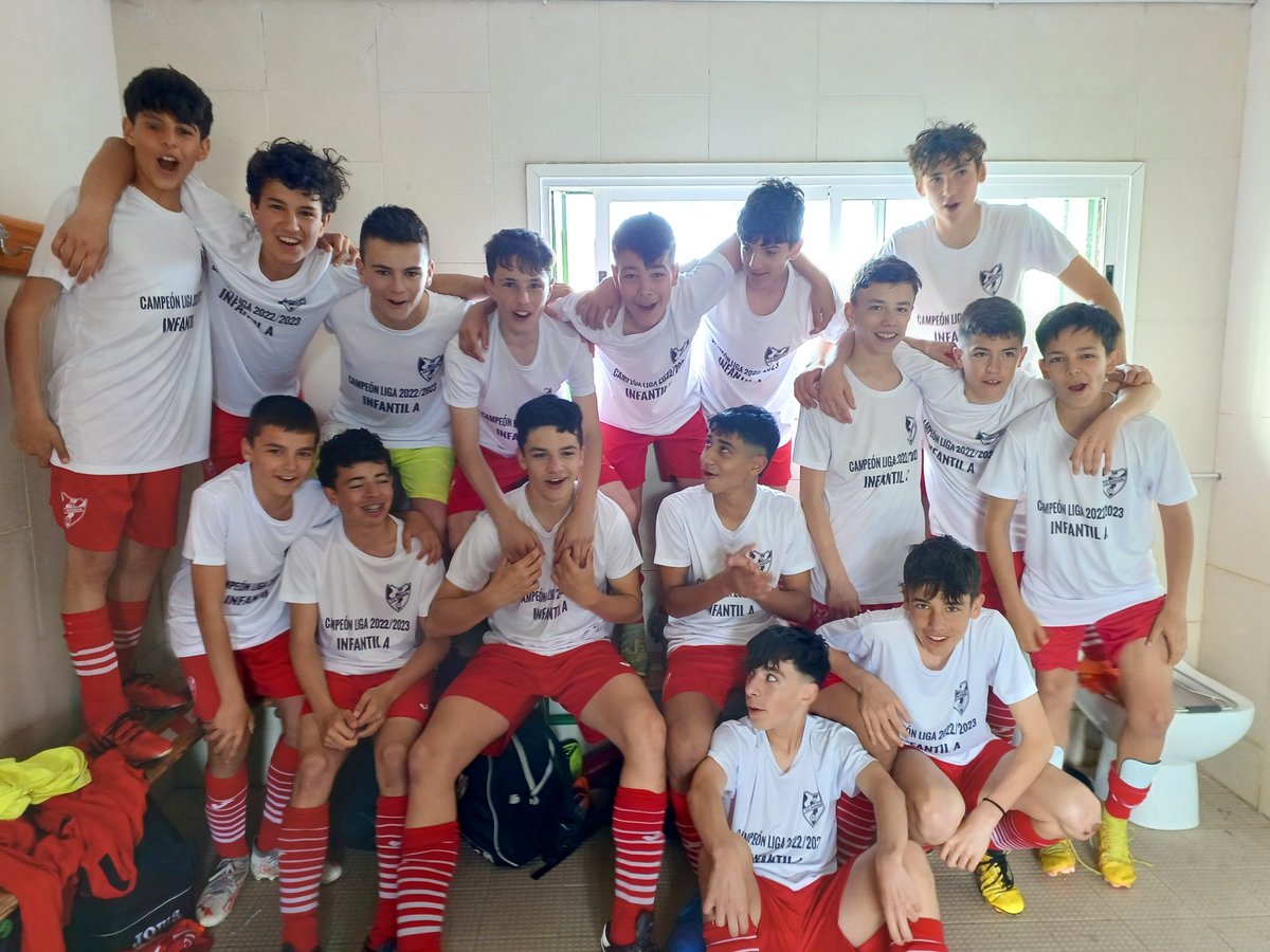 cdburgales's tweet photo. ENORMES nuestros chicos del infantil @aembarba disfrutando de una trabajada victoria y del título de liga muy merecido, por su trabajo, su compromiso y su comportamiento. Gracias familias, patrocinadores y junta directiva @jesus_braceras https://t.co/zOm9G2hLiq